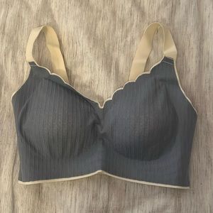 Forlest Sharon two-tone scalloped neckline embossed lace bra